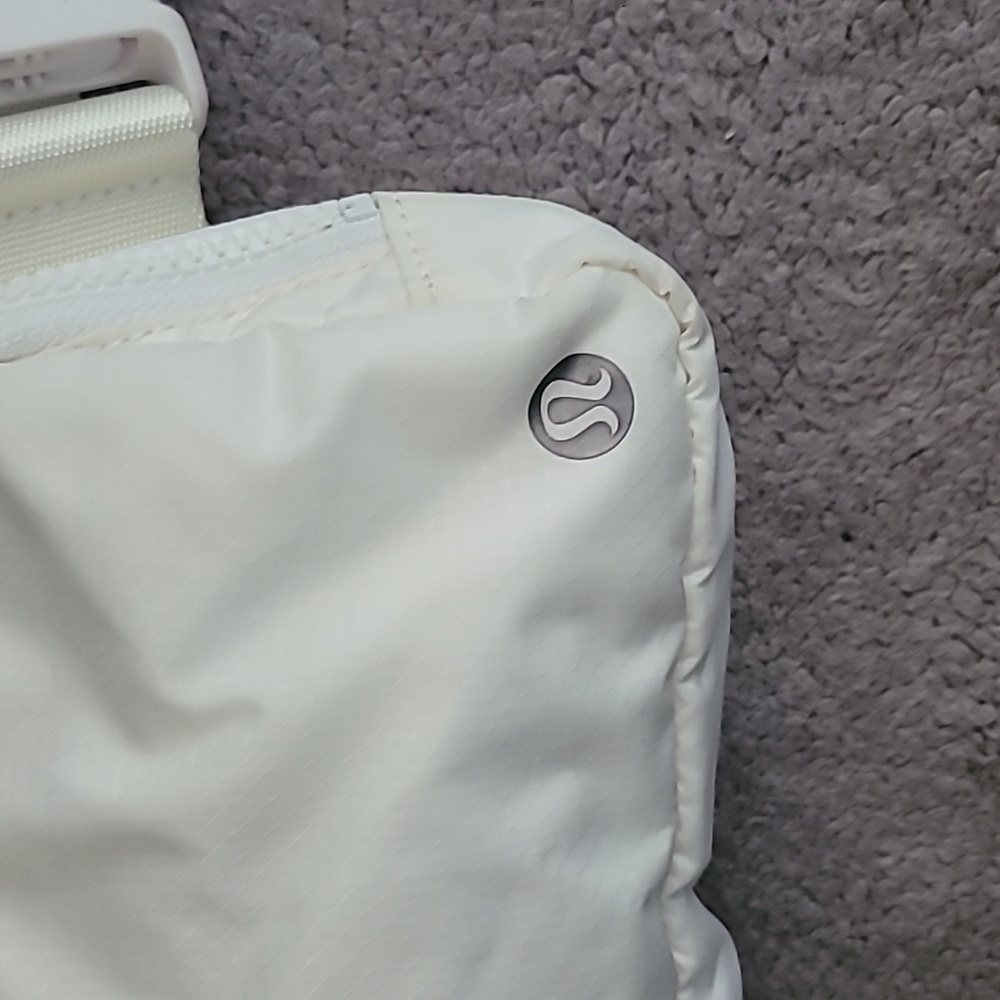 Lululemon Everywhere Belt Bag - White Opal - Excellent condition - Picture 2 of 7